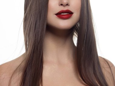 Kozmetik, makyaj ve trendler. Parlak dudak parlatıcısı ve ruj. Kırmızı dudak makyajlı güzel bir kadın ağzı. Kadın yüzünün güzel bir parçası. Kırmızı ışıkta kusursuz temiz ten