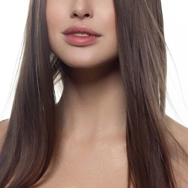 Close-up van de schoonheid van de vrouw volledige rode lippen met glanzende huid en lang haar. Gezichtsbehandeling huidverzorging in een spa salon cosmetologie en een modieuze natuurlijke lipgloss of lippenstift. Dag make-up — Stockfoto