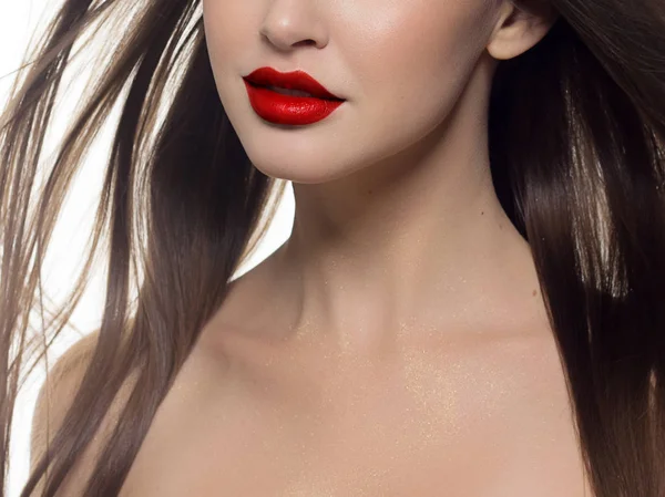Close-up van de lippen van de vrouw met mode Felroze make-up. Mooie vrouwelijke mond, volle lippen met perfecte make-up. Onderdeel van vrouwelijk gezicht. Keuze Lipstick en rode golvende haren van een pop — Stockfoto
