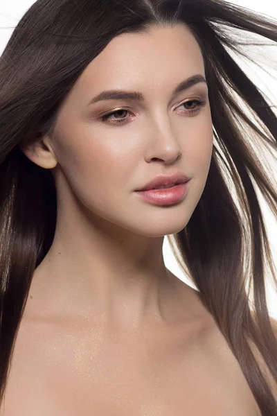 Retrato close-up de modelo jovem europeu sexy com maquiagem glamour clássico e batom nu. Penteado longo escuro, maquiagem de Natal, sombras escuras, lábios rosa naturais com brilho — Fotografia de Stock