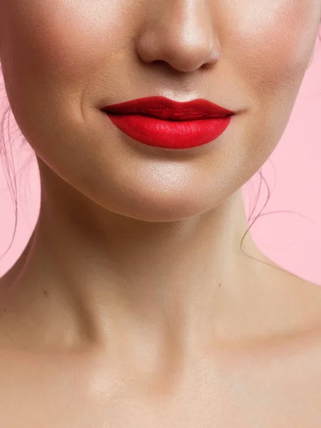 Beleza. Cara de mulher bonita com batom vermelho em lábios sexy cheio gordo. Closeup da boca da menina com maquiagem profissional para lábios, batom Ombre vermelho cosmético. Conceito de Cosméticos. Alta resolução — Fotografia de Stock