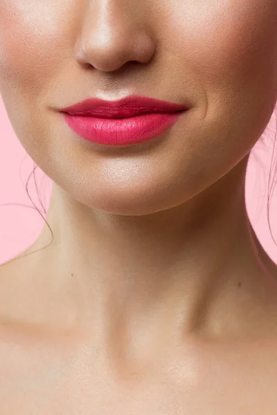 Close-up de lábios de mulher com maquiagem de batom bege natural de moda. Macro sexy batom pálido make-up. Pele pura suave e roupa interior. Cosmetologia, Spa, aumento de lábios — Fotografia de Stock