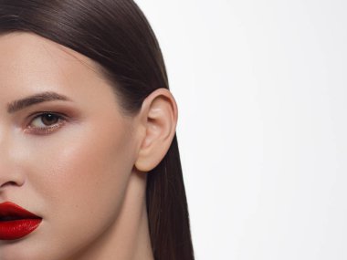 Yakın çekim yarım yüz seksi Avrupa Genç kadın modeli ile klasik glamour makyaj ve çıplak ruj. Karanlık uzun saç modeli, Noel makyaj, karanlık kaptırdın, parlak ile doğal kırmızı dudaklar