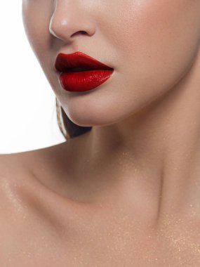 Kozmetik, makyaj ve trendler. Parlak dudak parlatıcısı ve ruj. Kırmızı dudak makyajlı güzel bir kadın ağzı. Kadın yüzünün güzel bir parçası. Kırmızı ışıkta kusursuz temiz ten