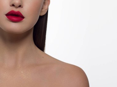 Kozmetik, makyaj ve trendler. Parlak dudak parlatıcısı ve ruj. Pembe dudak makyajlı güzel bir kadın ağzı. Kadın yüzünün güzel bir parçası. Kırmızı ışıkta kusursuz temiz ten