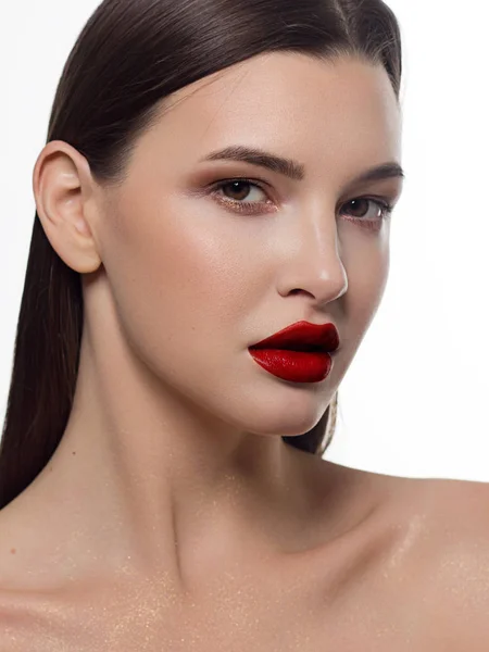 Close-up πορτρέτο της σέξι γυναίκα Ευρωπαϊκό μοντέλο με κλασική αίγλη μακιγιάζ και κόκκινο κραγιόν. Χριστουγεννιάτικο μακιγιάζ, σκοτεινές σκιές, σκοτεινό μεγάλο hairstyle, αιματηρή κόκκινα χείλη με γυαλιστερό — Φωτογραφία Αρχείου