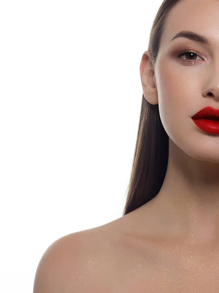 Nahaufnahme des halben Gesichts eines sexy europäischen jungen Models mit klassischem Glamour Make-up und Nude-Lippenstift. dunkle Langfrisur, weihnachtliches Make-up, dunkle Lidschatten, naturrote Lippen mit Glanz — Stockfoto