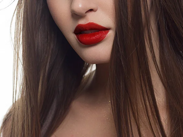 Красота крупным планом женщин полные красные губы с блестящей кожей и длинными волосами. Уход за кожей лица в спа-салоне или косметологии и модный красный блеск для губ. Вечерний грим — стоковое фото