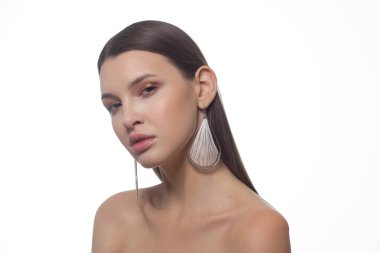 Seksi Avrupa Genç kadın model klasik glamour makyaj ve çıplak ruj ile yakın çekim portre. Karanlık uzun saç modeli, Noel makyaj, karanlık kaptırdın, Doğal Pembe dudakları parlak ile