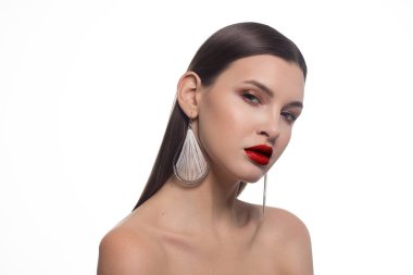 Cinsel dolgun dudaklar. Doğal parlak dudaklar ve kadının tenini. Ağız kapalı. Artırmak dudaklarında, kozmetik. Turuncu dudaklar ve uzun boyunlu. Açık gözlü büyük yaz ruh. moda takı