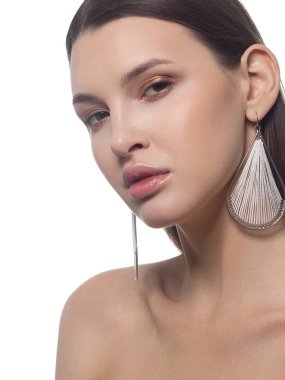 Dolgun dudaklı, düz saçlı ve son derece temiz ciltli güzel bir kadının yakın plan portresi. Gündüz makyajı, stil ve yumuşak bakım. Spa salonunda ya da kozmetolojide cilt bakımı, pürüzsüz kaşlar