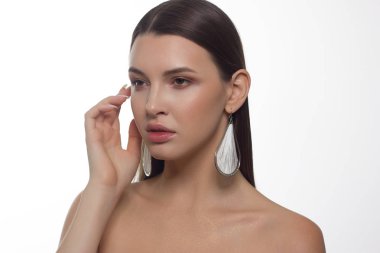 Moda, doğal makyaj ve çivili manikür ile kadının yüzüne yakın çekim. Mükemmel makyajlı, dolgun dudaklı güzel bir kadın. Dolgun dudaklar ve güzel makyajlı bir makro çekim. Uzun esmer saçlar.