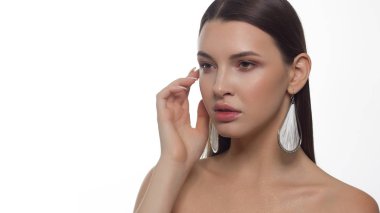 Moda, doğal makyaj ve çivili manikür ile kadının yüzüne yakın çekim. Mükemmel makyajlı, dolgun dudaklı güzel bir kadın. Dolgun dudaklar ve güzel makyajlı bir makro çekim. Uzun esmer saçlar.