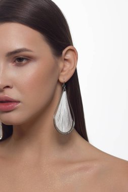 Yakın çekim yarım yüz seksi Avrupa Genç kadın modeli ile klasik glamour makyaj ve çıplak ruj. Karanlık uzun saç modeli, Noel makyaj, karanlık kaptırdın, parlak ile doğal kırmızı dudaklar