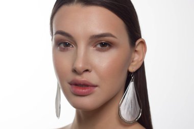 Moda, doğal makyaj ve çivili manikür ile kadının yüzüne yakın çekim. Mükemmel makyajlı, dolgun dudaklı güzel bir kadın. Dolgun dudaklarla güzel bir makyaj çekimi. Uzun esmer saçlar.