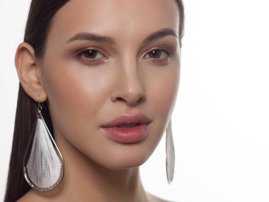 Düz saç ve mükemmel temiz cilt ile bir güzellik kadın yakın çekim portresi. Gündüz makyajı, styling ve zarif dekorasyon kulaklara - küpe. Spa salonu veya kozmetik gülümseme Cilt Bakımı