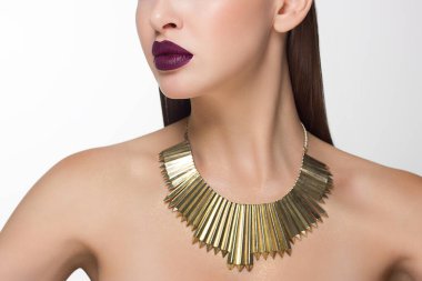 Kadın avcı göz alıcı görüntü mor dudaklar bir ısırık ile kapatın. Boynunda altın mücevher ve pırıltılar vücut üzerinde vardır. Güzel şeffaf cilt. Spa bakım ve güzellik bakımı. Güzellik seksi kadın