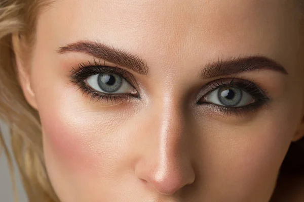 Zbliżenie Kobiece Oczy Jasnym Makijażem Świetne Kształty Brwi Ekstremalnie Długie — Zdjęcie stockowe