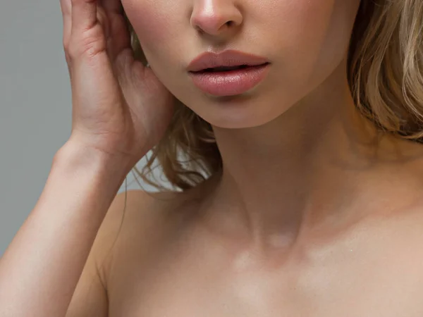 Φροντίδα Δέρματος Χειλιών Όμορφη Γυναίκα Όμορφο Πρόσωπο Εφαρμογή Lip Balsam — Φωτογραφία Αρχείου