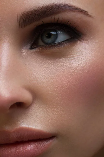 优雅的女性近视的眼睛 深褐色的眼睛 宏观拍摄了一个漂亮女人的脸的一部分 化妆品和化妆品 光滑美丽的眉毛和睫毛 — 图库照片
