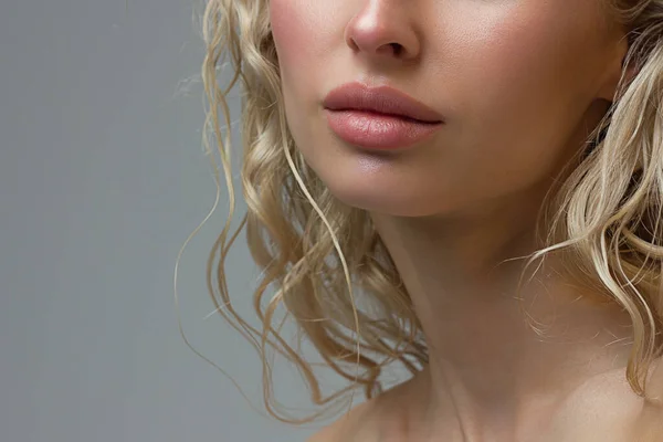 성적으로 여성의 피부의 자연적 입술의 우주론 스러운 눈뜨고 기분좋네 장신구 — 스톡 사진