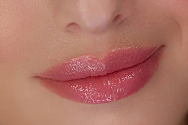 Cuidado de la piel. Retrato de moda de belleza. Hermosa mujer con piel limpia, maquillaje y flores corona. Inspiración de primavera y verano. Perfume, concepto de cosméticos . — Foto de Stock