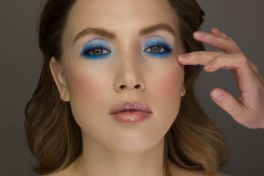 Akşam kozmetik ürünleri, kalın kaşlar ve ideal cilde sahip güzel seksi genç kadınlar. Moda güzelliğinin fotoğrafı. Tombul dudaklar, kozmetoloji.