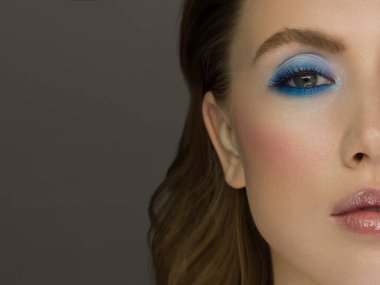 Temiz ciltli ve doğal kozmetik ürünleri olan güzel bir kadın. Güzel, ekstrem kirpik ve dolgun dudaklar bakımlı bir kız spa prosedürleri gösterir, güzellik salonunda iğne yapar.