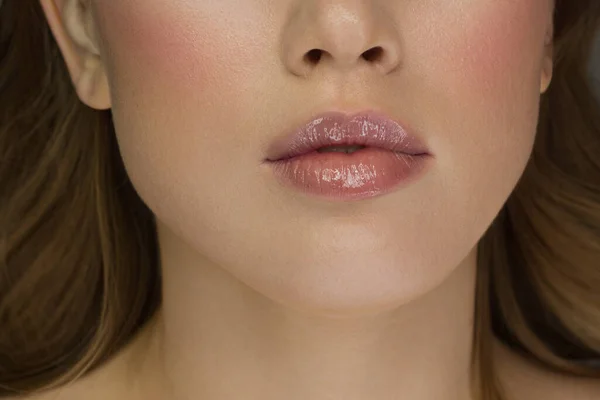 性的完全唇 唇や女性の肌の自然な光沢 口を閉じている 唇の増加 ピンクの唇と長い首 優しい純粋な肌と波状ブロンドの髪 — ストック写真