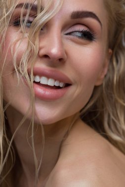 Güzel bir kadın modelin günlük makyajlı göz kamaştırıcı portresi. Cildinde parlak parlak bir leke, seksi parlak dudaklar makyaj ve mükemmel kaşlar. Doğal güzellik.