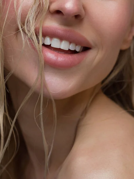 Close-up van de womans Lips met Fashion pink Make-up en Manicure on Nails. Mooie vrouwelijke volle lippen met perfecte make-up. Een deel van het vrouwelijke gezicht. Macro shot van mooie make-up op volle lippen — Stockfoto