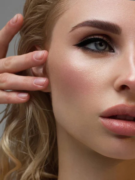 Medio Retrato Belleza Con Hermoso Maquillaje Noche Moda Ojos Negros — Foto de Stock