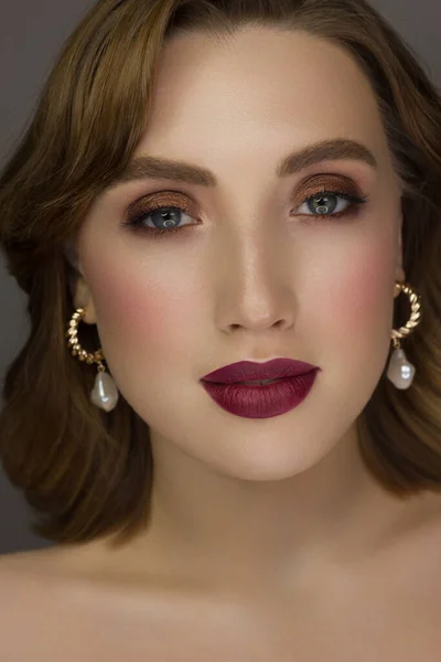 Retrato Cerca Una Mujer Belleza Con Pelo Liso Piel Perfectamente —  Fotos de Stock