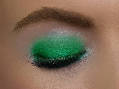 Son derece uzun kirpikli, güzel bir kadının makro görüntüsü. Seksi görünüm, şehvetli görünüm. Uzun kirpikli bir kadın gözü.