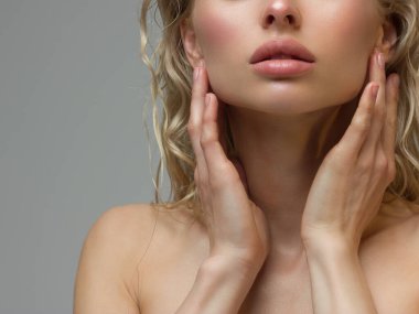 Cinsel dolgun dudaklar. Dudak parlatıcısı ve kadın derisi. Ağız kapalı. Dudaklarda ve kozmetolojide artış. Doğal dudaklar. Açık gözlerle harika bir yaz havası. Moda mücevherleri. Pembe dudak parlatıcısı