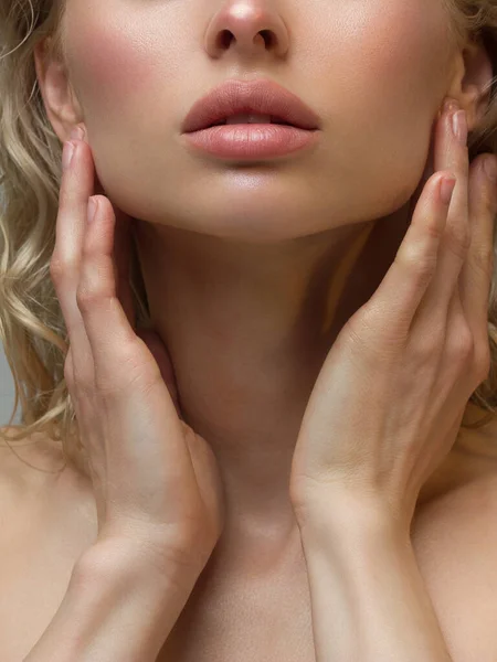 Φροντίδα Δέρματος Χειλιών Όμορφη Γυναίκα Όμορφο Πρόσωπο Εφαρμογή Lip Balsam — Φωτογραφία Αρχείου