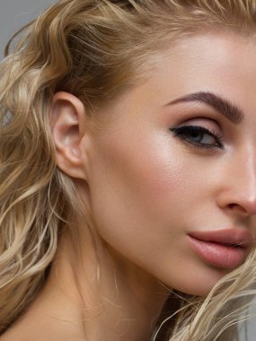 Seksi güzel surat. Güzel bir kadın modelin günlük makyajlı göz kamaştırıcı portresi. Cildinde parlak parlak bir leke, seksi parlak dudaklar makyaj ve mükemmel kaşlar. Doğal güzellik.