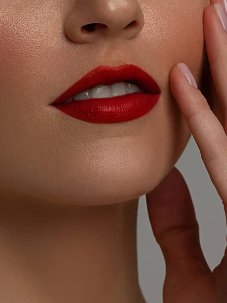 ふかふかの唇を閉じます リップケア フィラー 顔の詳細とマクロ写真 完璧な輪郭を持つ自然な形 クローズアップ完璧な赤いリップメイク美しい女性の口 プランプセクシーフルクリップ — ストック写真