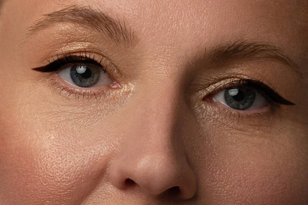 Detailní Záběr Zralých Ženských Očí Make Upem Vráskami Aging Lázeňský — Stock fotografie