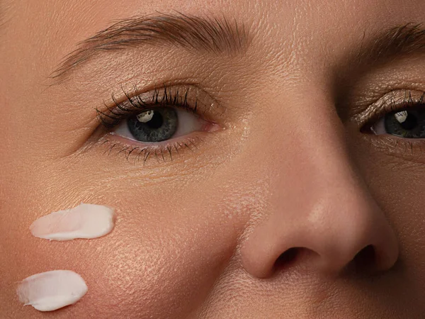 Gesichtscreme Frau Die Hautcreme Unter Den Augen Aufträgt Schönheit Augenkontur — Stockfoto