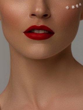 Yakın plan Güzel Portre Modeli Büyük Seksi Dudaklar, Ağız Açık, Beyaz Diş Alt Dudağını Isırdı, Baştan Çıkarıcı Dudaklar Kırmızısı. Kusursuz Tombul Dudaklar 'ın makro görüntüsü. Güzel kadın dudağını tutkuyla ısırdı, beyaz dişli.