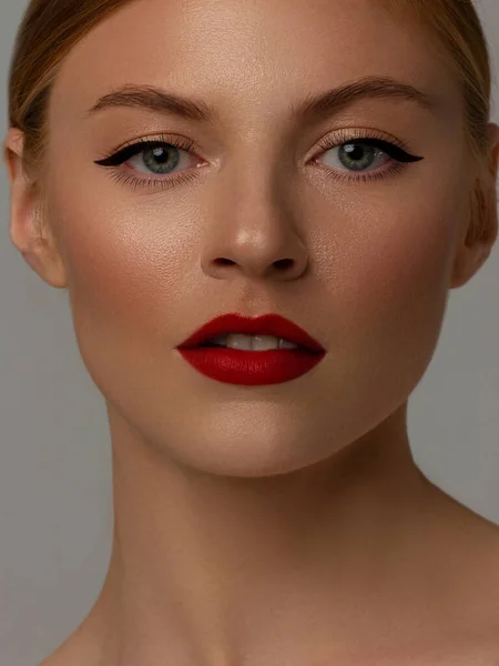 Όμορφη Γυναίκα Μοντέλο Κόκκινα Μαλλιά Πρόσωπο Πράσινα Μάτια Και Τέλειο — Φωτογραφία Αρχείου