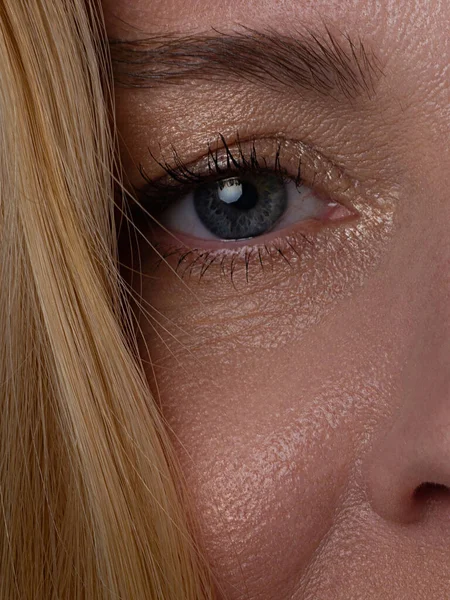 近视美丽的褐色女性眼睛 完美的时髦眉毛 良好的视觉 隐形眼镜 眉条或时尚眉毛化妆观念 外科和美容 — 图库照片