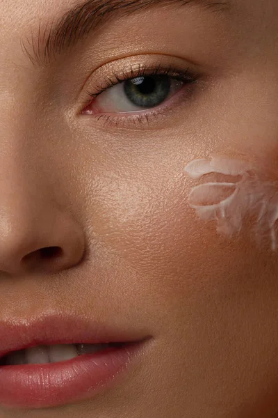 Nahaufnahme Des Gesichts Einer Schönen Frau Mit Perfekter Haut Dank — Stockfoto
