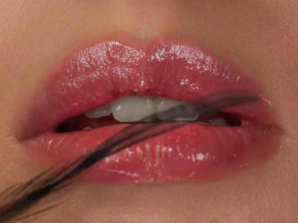 Cinsel dolgun dudaklar. Dudak parlatıcısı ve kadın derisi. Ağız kapalı. Dudaklarda ve kozmetolojide artış. Doğal dudaklar. Açık gözlerle harika bir yaz havası. Moda mücevherleri. Pembe dudak parlatıcısı