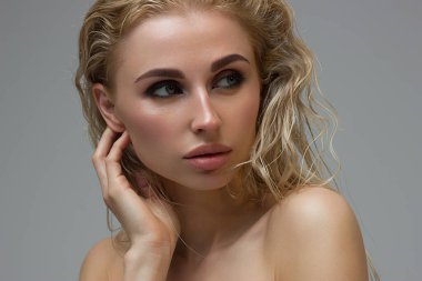 Seksi güzel surat. Güzel bir kadın modelin günlük makyajlı göz kamaştırıcı portresi. Cildinde parlak parlak bir leke, seksi parlak dudaklar makyaj ve mükemmel kaşlar. Doğal güzellik.