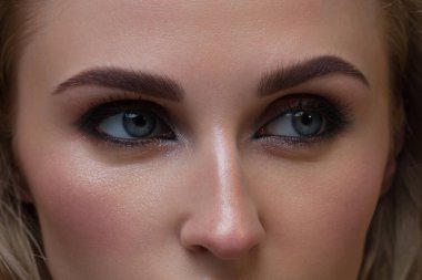 Kapalı kadın gözleri, parlak makyajlı, harika şekilli kaşları, aşırı uzun kirpikleri var. Makyaj kutlaması, lüks göz falı. Güzel gözlü makro. Güzel görüş.