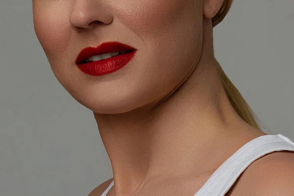 Perfekter Roter Lippenstift Nahaufnahme Makroausschnitt Foto Mit Schönen Attraktiven Weiblichen — Stockfoto