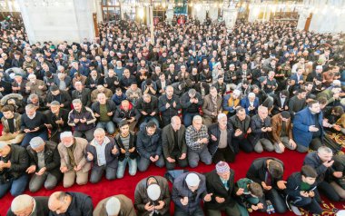 Istanbul, Türkiye - 8 Aralık 2017: Cuma cemaat erkek Müslümanlar Fatih Camii 8 Aralık 2017 İstanbul ' da dua.