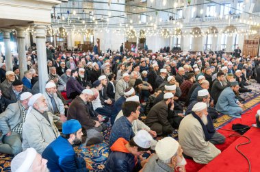 Istanbul, Türkiye - 3 Aralık 2017: Cuma cemaat erkek Müslümanlar Fatih Camii 3 Aralık 2017 İstanbul ' da dua.